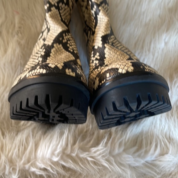 Vince Camuto Erettie Platform Stretch Bootie snake print, like new Size 9. - Picture 6 of 12